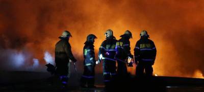 Огонь уничтожил два дома в Карелии - люди остались без крова