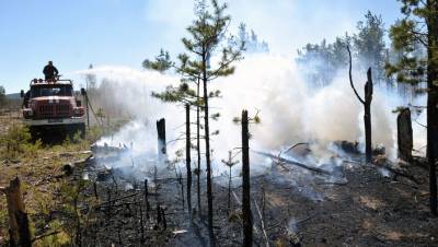 В Якутии крупный лесной пожар приблизился к нефтебазе