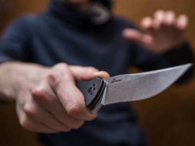 В Херсоне на мужчину напали с ножом: 16-летний сын бросился его защищать и тоже получил резаную рану
