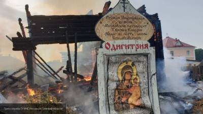 Деревянный храм 19 века полностью выгорел под Томском