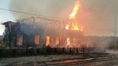 Под Томском сгорела деревянная церковь XIX века — видео