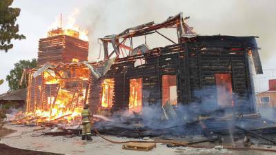 В Сибири полностью сгорела деревянная церковь XIX века