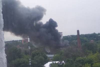 В Подмосковье горит здание текстильной фабрики