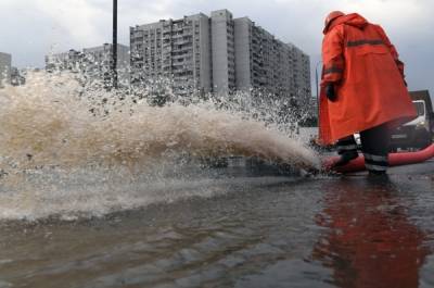 Коммунальщики вторые сутки работают в усиленном режиме из-за ливней в Москве