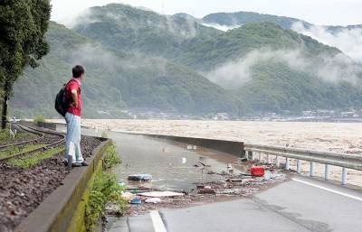 Из-за мощных ливней часть суши Японии ушла под воду: погибли люди