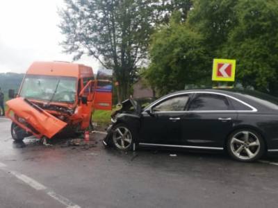 Volkswagen выехал на «встречку»: в результате ДТП на автодороге «Киев-Чоп» госпитализированы 11 человек