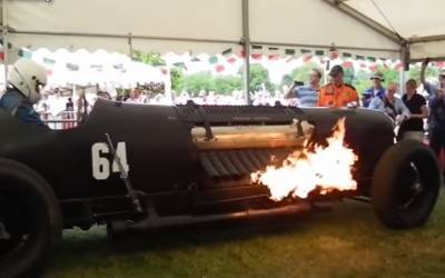 Просто огонь: смотрим на гоночные авто с огромными моторами