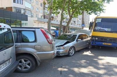 В Одессе водитель маршрутки потерял сознание от жары и протаранил четыре машины: фото