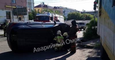 Видео: автоледи на спорткаре устроила ДТП с "перевертышем" в Омске