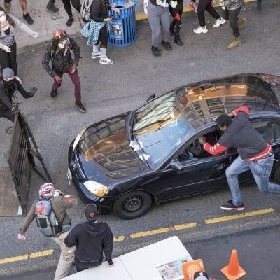 Автомобиль въехал в протестующих людей в американском Сиэтле