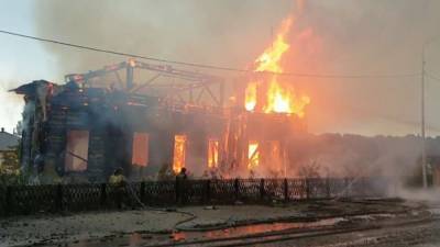 ВИДЕО: Деревянная церковь сгорела в Томской области.