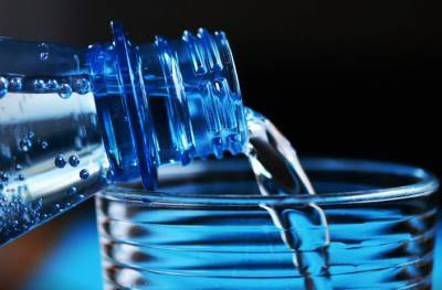 Употребление холодной воды повышает риск развития рака, предупредил доктор