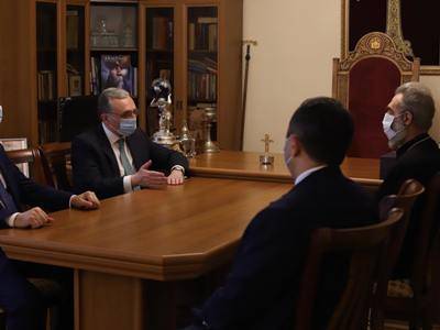 Глава МИД Армении встретился с предстоятелем Арцахской епархии ААЦ