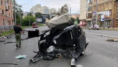 Двое погибших: машину разорвало на части после столкновения со столбом во Владимире