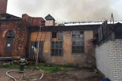 В Подмосковье потушили пожар в здании текстильной фабрики