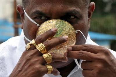 Житель Индии носит защитную маску из золота почти за $4000