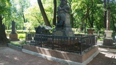 В Петербурге завершена реставрация надгробного памятника Достоевского