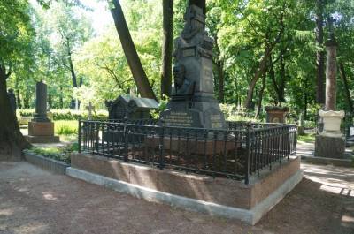 В Петербурге завершилась реставрация надгробного памятника Достоевскому