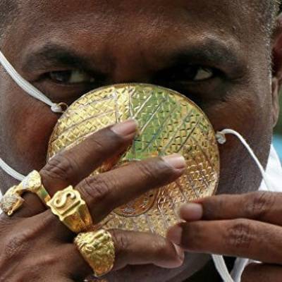 Индиец Шанкар Кураде купил золотую защитную маску от коронавируса