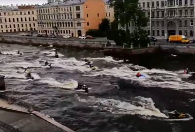 Видео: люди на гидроциклах заполонили реки Петербурга
