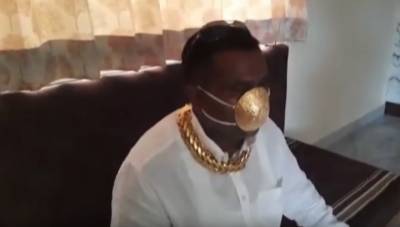 Модник, купивший золотую маску от коронавируса, носит ее на обычных резинках