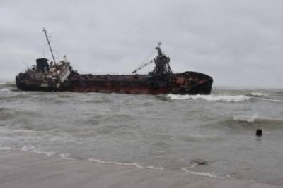 Владимир Зеленский потребовал от властей Одессы убрать как можно быстрее затонувший танкер