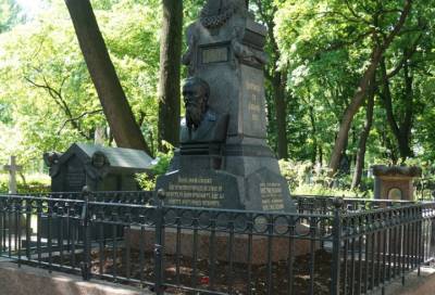 В Петербурге отреставрировали надгробный памятник Достоевскому