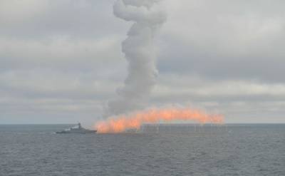 Военные корабли России разыграли морской бой на учениях в Черном море