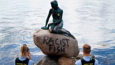 "Расистская рыба": Русалочка в Копенгагене вновь стала жертвой вандалов