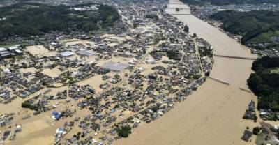 Юг Японии захлестнули смертоносные наводнения: десятки тысяч людей покинули дома. Фото и видео | Мир | OBOZREVATEL