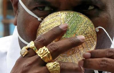 Индиец носит защитную маску из золота за четыре тысячи долларов