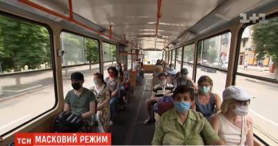 "Вали отсюда, пока я тебе не врезала": в Киеве водитель троллейбуса избила пассажира из-за упрека про маску