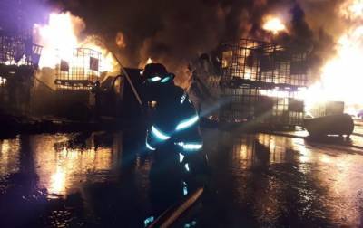 В Баку горит фабрика красок - korrespondent.net - Индия - Азербайджан - Баку