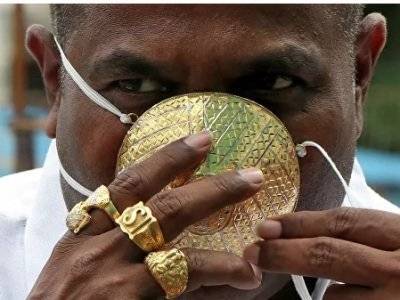 Житель Индии заказал себе золотую маску от коронавируса почти за 4 тыс. долларов