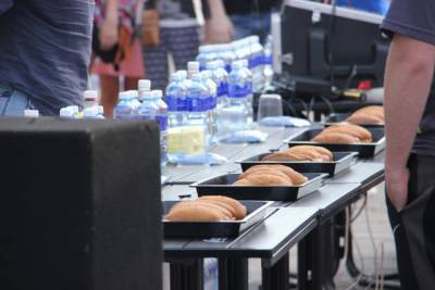 Американец по прозвищу Челюсти побил свой рекорд по поеданию хот-догов
