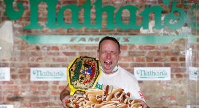 Американец съел 75 хот-догов за 10 минут и установил рекорд (фото)