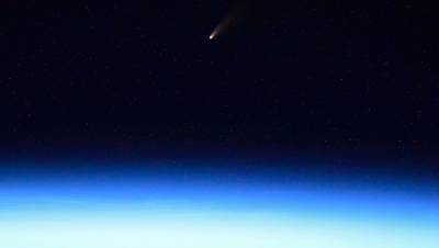 Ярчайшую за последние семь лет комету сфотографировали с борта МКС