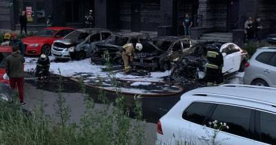 Пламя охватило Mercedes на стоянке в Петербурге