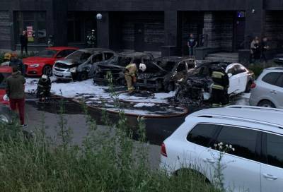 В Калининском районе Петербурга в пожаре пострадало шесть иномарок
