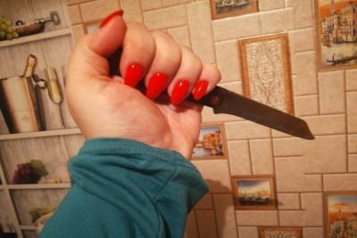 В Новотроицке женщина ударила мужчину ножом