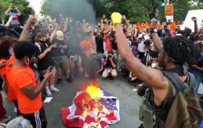 В США протестующие сожгли флаг страны после выступления Трампа