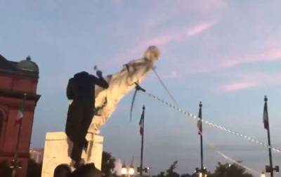 Протестующие в Балтиморе в День независимости США утопили статую Колумба