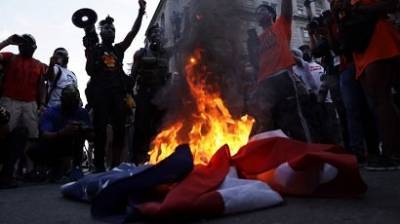 В день независимости США протестующие в Вашингтоне сожгли американский флаг