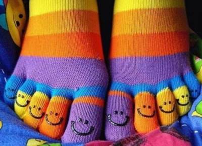 Сегодня мир празднует День бикини и День разноцветных носков