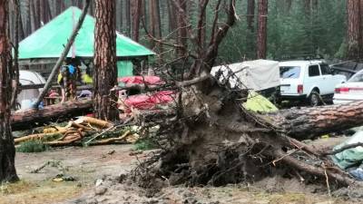 Шквальный ветер повалил деревья на палаточный лагерь, погибла женщина