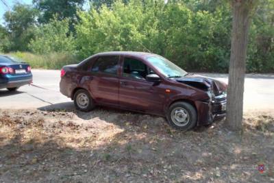 Под Волгоградом 60-летняя автомобилистка протаранила дерево