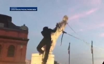 Группа протестующих снесла статую Христофора Колумба в Балтиморе