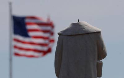 Угроза Трампа не испугала протестующих: в США снесли еще один памятник Колумбу - фото