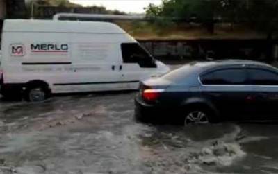 Машины превратились в лодки: ливень затопил улицу в Ереване – видео