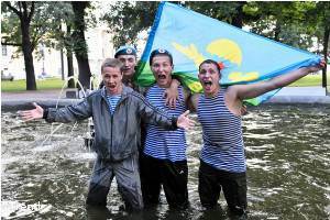В центре Петербурга пьяные десантники купались в фонтане около Эрмитажа